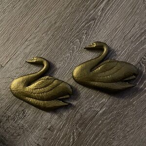 EUC “Burwood” Set of 2 Vintage Decorative Brass Color Swans Wall Bathroom Decor